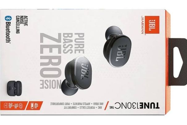 Die Verpackung der JBL Tune130NC Earbuds in Originalgrösse