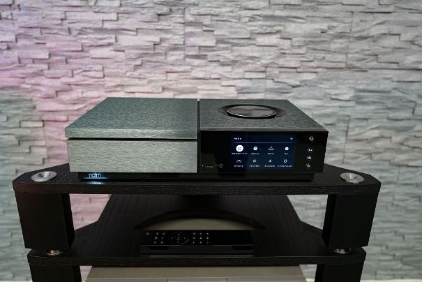 Der All-In-One-Player Unity Star von Naim in der Sonderausführung «Ash grey» kann zusammen mit den Aria K2 926 und den NAC-A5-LS-Kabeln als attraktives Bundle für 7899 EUR erworben werden.