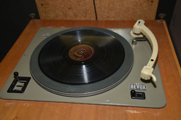 Der erste Plattenspieler von Revox: der Revox 60 von 1954. Davon wurden ca. 250 Stück hergestellt und mit dem frühen Ortofon-Tonarm aus Bakelit ausgerüstet. Dann gab es bis 1970 keine Revox-Plattenspieler mehr.