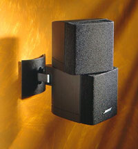 Die kleinen, qualitativ hochwertigen CubeSpeaker lassen sich auf den Tisch aufstellen, an die Wand oder auf ein Sativ montieren.