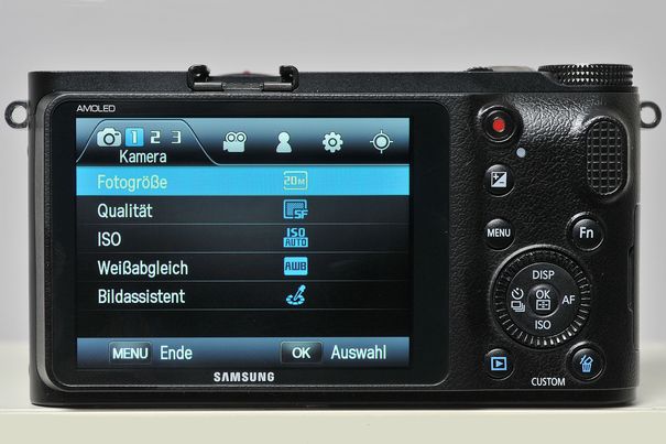 Die NX200 bietet eine übersichtliche Menüstruktur, die in fünf Hauptbereiche (Register) für Foto- und Videoeinstellungen, individuelle Anpassungen, generelle und GPS-Einstellungen unterteilt ist.