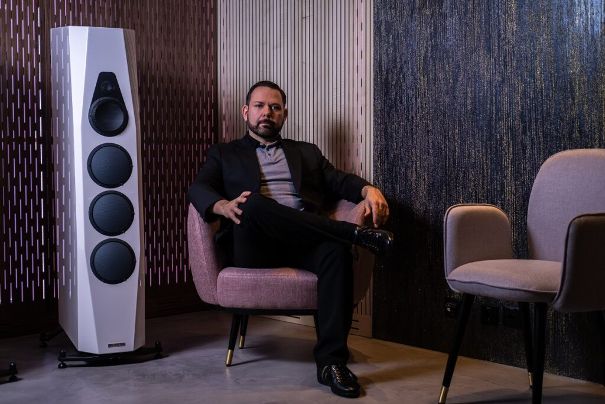 Alessandro Calo im Showroom von Alesca Audio Fidelity in Fehraltorf.