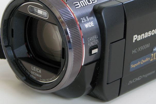 Das neue Leica Objektiv; darüber der integrierte Foto-Blitz, darum herum der Einstellring zur Steuerung diversen Funktionen