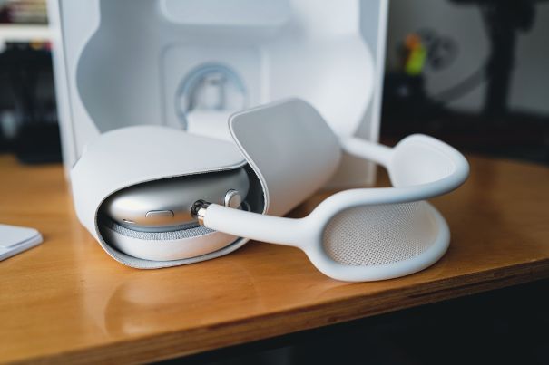 Nicht zu bestreiten: Die genial gemachten AirPods Max mit ihrem Schutz-Holster, welches auch noch dafür sorgt, dass die Standby-Stromaufnahme minimiert wird.