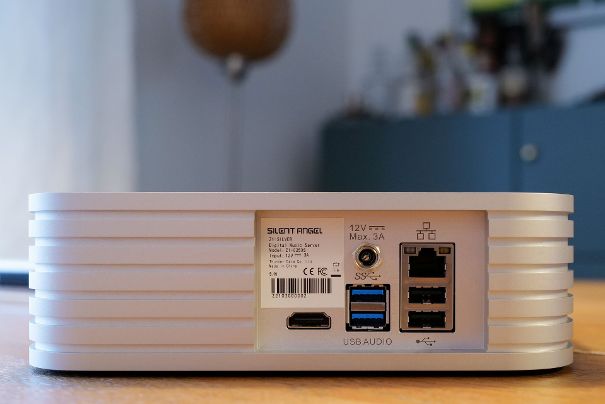 Rückseite: 1 x Gigabit-LAN, 1 x USB 2.0 Audio-Ausgang, 2 x USB 2.0 in, 1 x USB 3.0 für externe Speichererweiterung, Anschluss für externes Netzteil 12VDC.