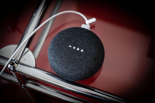 Google Home Mini für die Sprachsteuerung des Cyrus One Cast.