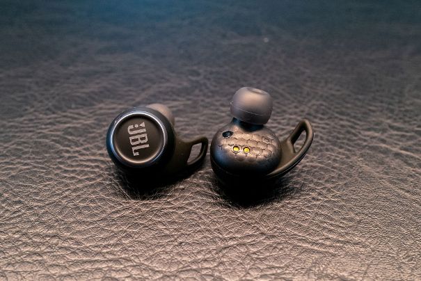 Funktionales und Sport-affines Design der JBL ReflectAero True-Wireless-Ohrhörer. Dank Schutzklasse IP68 kann Wasser nur dort eindringen, wo es auch wieder abtrocknet. Bei Salzwasser empfiehlt der Hersteller, die Ohrhörer mit Wasser zu spülen.