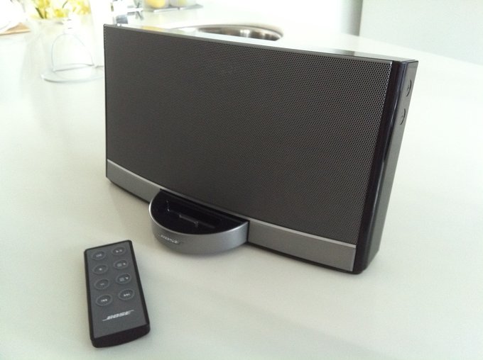 Bose SoundDock Portable mit der mitgelieferten Fernbedienung.