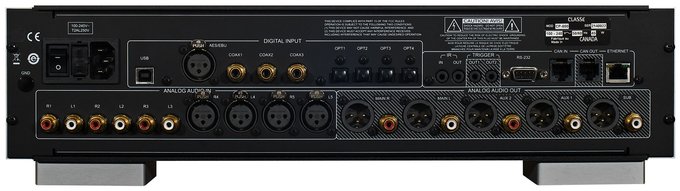 Nicht weniger als acht Digitaleingänge sowie zwei USB-Anschlüsse stehen den fünf Analogeingängen gegenüber. Zusätzliche Ausgänge versorgen eine zweite Hörzone oder Aktivsubwoofer.