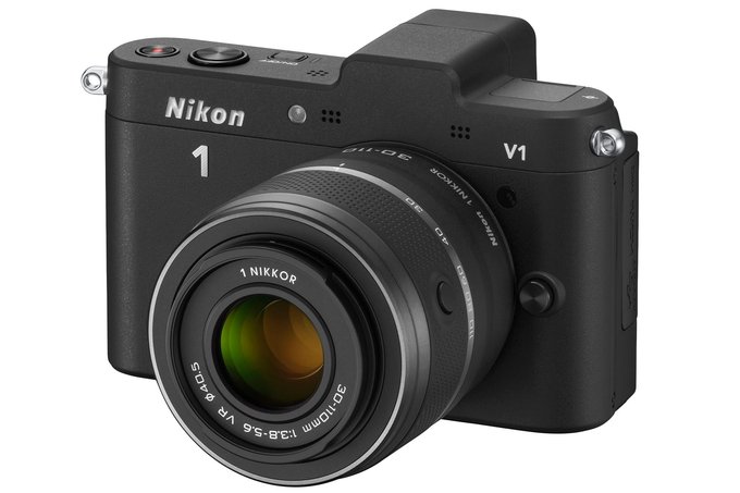 Die Nikon 1 V1 mit dem Standardzoom 10-30mm. Die elektronische Sucher (EVF) sorgt für die Erhöhung in der Kamerasilhouette.