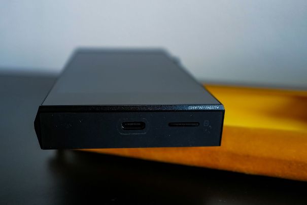 Unten findet man den USB-C-Eingang und den Slot für die MicroSD-Karte. 