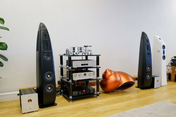 Die organische Form der schlanken Concerto-Standlautsprecher ist unauffällig und auffällig zugleich. Der schneckenförmige Subwoofer ist ein totaler Blickfang.