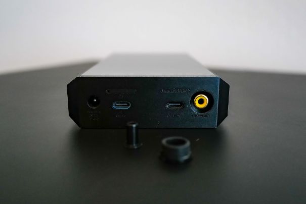 Die Unterseite beherbergt den SPDIF-Ein/Ausgang, die Buchse für die Stromversorgung, 2 x USB und einen Slot für Chipkarten. Für die grossen, exponierten Anschlüsse gibts Staubschutzabdeckungen.