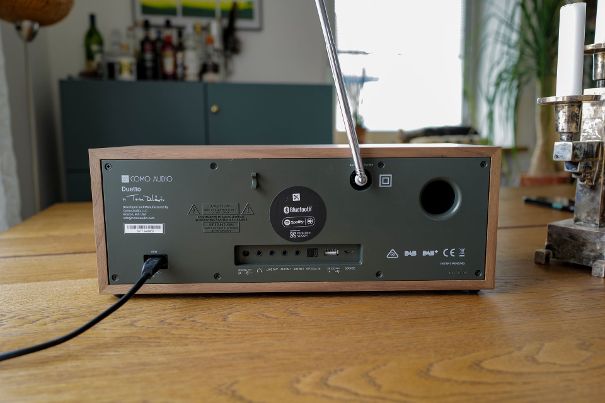 Analog- und Digitaleingänge, Netzwerkanschluss und USB-Port, alles auf der Geräte-Rückseite und ein wenig zurückgesetzt. Dann noch Teleskopantenne und Stromstecker.