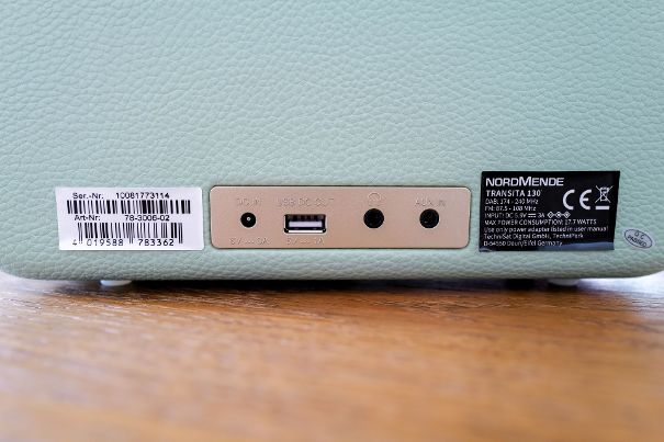 Rückseite mit Ladebuchse, USB-Ausgang für das Aufladen von Smartgeräten, 3.5-mm-Jack-Kopfhöreranschluss und Analog-Eingang.