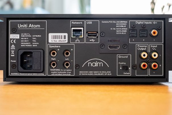 Netzwerkanschluss und rechts davon einer von zwei USB-Anschlüssen für Speichermedien. Der HDMI (ARC) sorgt für Integration von TV/AV. Die drei Digitaleingänge o. r. sind komfortabel. Unten der Analogeingang und ein Pre-Ausgang, z. B. für Subwoofer.