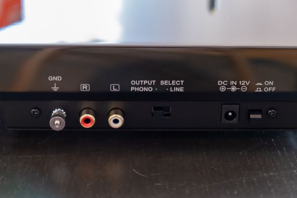 Umschaltbar: Direkter Phono-Ausgang oder mit Phonovorverstärkung für MM-Tonabnehmer.