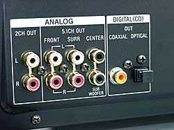 Typischer Mehrkanalplayer mit 8 analogen und zwei digitalen (nur CD-Signal) Ausgängen