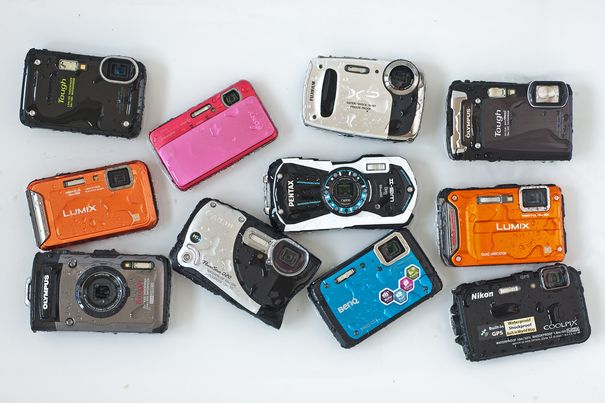 Gruppenbild in der Badewanne: Alle getesteten Allwetterkameras nebeneinander im Grössenvergleich (spaltenweise vlnr): Olympus TG-620, Panasonic FT20, Olympus TG-1, Sony HX20, Canon D20, Fuji XP50, Pentax, BenQ, Olympus TG-820, Panasonic FT4, Nikon AW100.