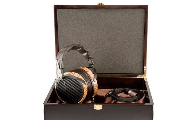 Der Audeze LCD-3 in der edlen Holzbox mit passender Schaumstoffeinlage.