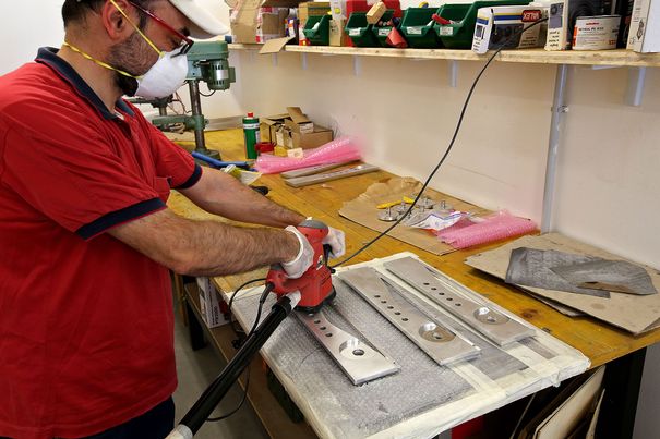 In den Audia-Flight-Komponenten steckt viel Handarbeit. So werden auch die Alufrontplatten aus dem Vollen gefräst.