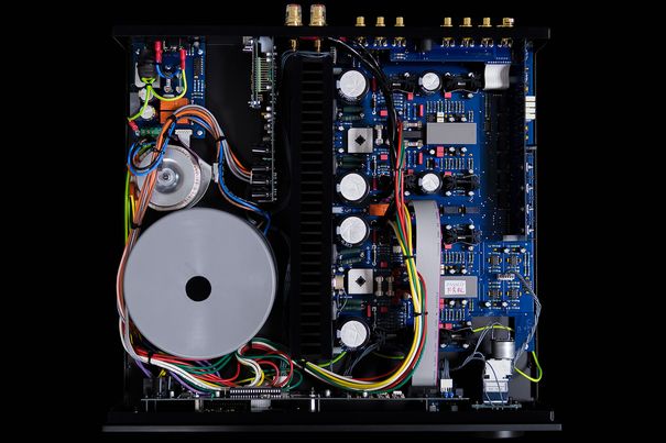 Das Innere des 44 cm tiefen und 46 cm breiten Geräts ist vollständig mit hochwertiger Elektronik gefüllt. Ganz rechts sieht man die hochkant angebaute Phono-Platine.