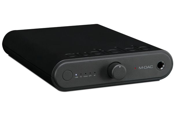 Zwitter: Der Audiolab M-DAC mini eignet sich sowohl für den Heim- wie auch für den Portable-Einsatz. Ein integrierter Akku mit über sieben Stunden Betriebszeit machts möglich.