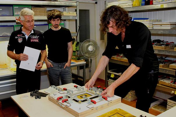 Mario Ballabio erklärt in seinem Produktionsraum in Horgen Besuchern die aufwendige Herstellung des koaxialen Bändchen-Systems