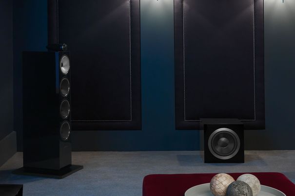 Auch eine grosse Standbox wie die 702 S2 von B&W profitiert enorm von einer passenden Subwoofer-Unterstützung.