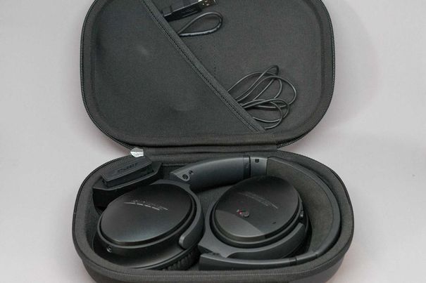 Bose-QC35-Hardcase mit Zubehör.