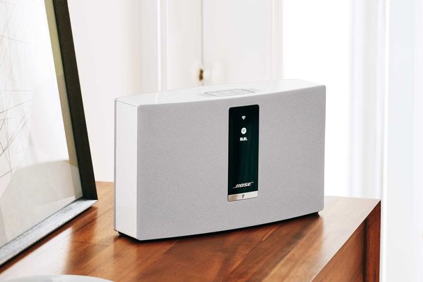 Der Soundtouch 20 Series III bietet Stereoklang und Multiroom-Fähigkeiten. Auch er hat sechs Fixtasten für app-freie Bedienung.