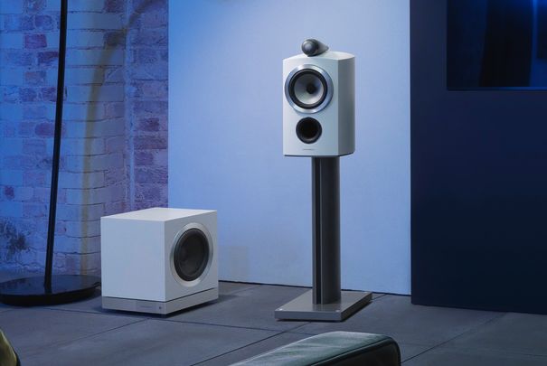 Der Subwoofer DB3D zusammen mit einer 805 D3 von Bowers & Wilkins.