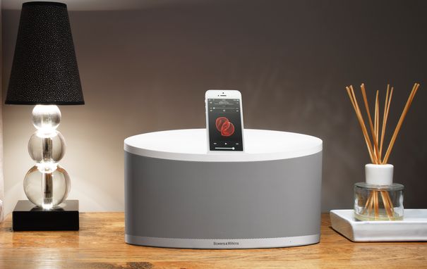 Der Bowers & Wilkins Z2 sieht gut aus und besitzt den Lighning-Stecker für neue iPhone und iPods der jüngsten Generation.