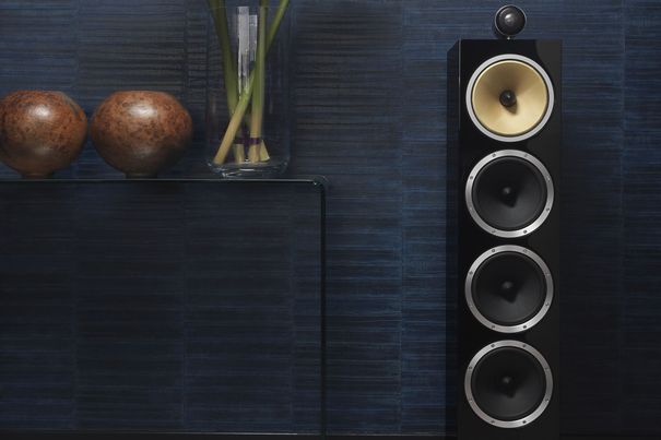 Die Bowers & Wilkins CM10 fügt sich prima ins Wohnambiente ein. Der neuentwickelte Hochtöner bewährt sich besonders bei hochauflösendem Audio wie den Downloads von highresaudio.com