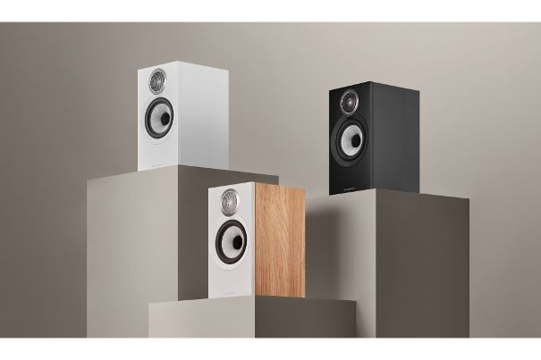 Die Bowers & Wilkins 607 S3 gibt es wahlweise in Schwarz, Weiss oder in Eichendekor mit weisser Front.