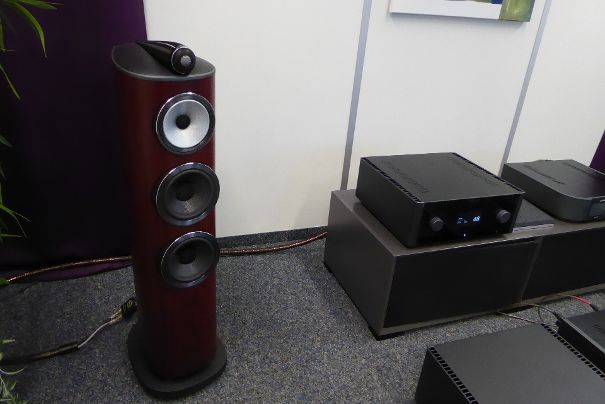 Der kraftvolle, ausgewogene Klangcharakter des Vollverstärkers Michi X5 von Rotel passt prima zur filigran-brillanten 804 D4 von Bowers & Wilkins.