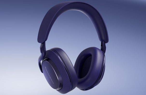 Auch in Indigo Blau macht der neue Px7 S3 von Bowers & Wilkins eine aparte Figur.