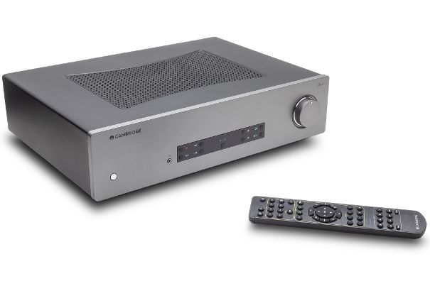 Der CXA81 wird mit der Systemfernbedienung von Cambridge Audio ausgeliefert, die auch noch CD- und Netzwerkspieler der gleichen Marke mitsteuert.