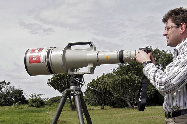 Hier zum Vergleich ein 1200 mm-Tele für KB-Vollformat. (Canon EF 1:5.6/1200mm L USM, produziert 1993, 16,5 kg schwer und 83,6 cm lang). Als reines Supertele ohne die Bandbreite anderer Zoom-Brennweiten ist der Einsatz sehr beschränkt.