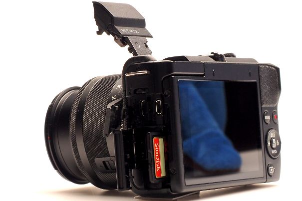Kontakt nach aussen: Oberhalb des Kartenschachts befinden sich bei der Canon EOS M200 die USB-Micro-Buchse sowie der HDMI-Out-Micro-Anschluss Typ D.