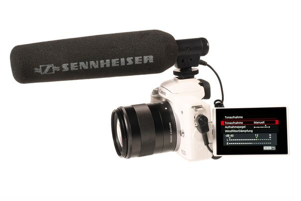 Filmemachen ohne grosses Gepäck: Mit einem externem Mikrofon auf dem Zubehörschuh wird die M50 zum kompakten Bild- und Tonaufzeichnungsgerät.
