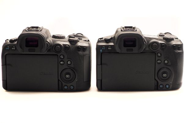Von hinten kaum zu unterscheiden: Die Anordnung der Bedienungselemente auf der Rückseite ist bei der Canon EOS R6 (links) und der EOS R5 identisch. Neu gibt es wieder einen Joystick gleich rechts vom Sucher.