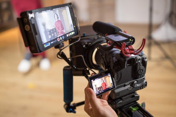 Ready for Action: Eine «aufgeriggte» Canon EOS R5 mit externem Recorder/Monitor, Mikrofon, Kompendium und Stativ mit Handgriff.