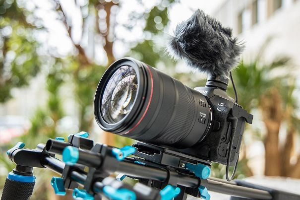 Aufnahmebereit: Die Canon EOS R5 bietet sehr viele Videokonfigurationen. Man kann jedoch auch gleich im Automatik-Modus losfilmen.