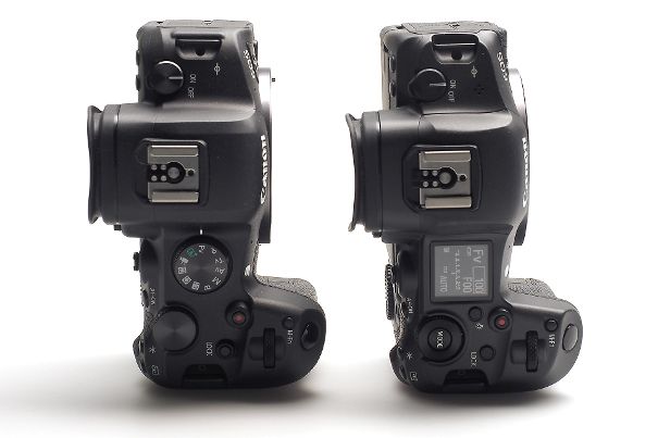 Display gegen Wahlrad: Rechts die Canon EOS R5 mit Schulterdisplay, MODE-Taste und Wahlrad, links die Canon EOS R6 mit gewohntem direkt ablesbarem Modus-Wahlrad.