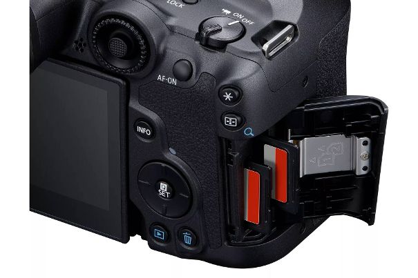 Standardspeicher: Die Canon EOS R7 setzt mit zwei SD-Kartenschächten auf Bewährtes, verzichtet auf teure CFexpress-Karten und damit auch auf den schnellsten Datendurchsatz.