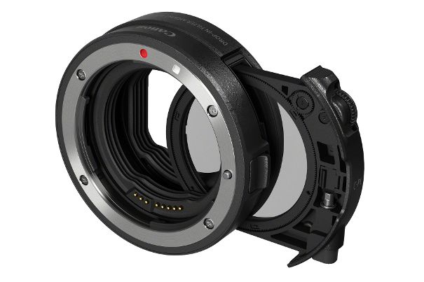 Adapter sei Dank: Vorhandene Canon EF- und EF-S-Objektive lassen sich mittels Zwischenstück an der EOS R5 und R6 andocken. Im Bild der Adapter für Drop-In-Filter mit einem Pol-Filter.