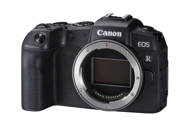 Altbewährtes: Hinter dem neuen RF-Bajonett der Canon EOS RP sitzt ein 26,2 Megapixel grosser CMOS-Sensor, der seine Abstammung aus einer Spiegelreflexkamera kaum leugnen kann, während der neue Prozessor Digic-8 von der aktuellen EOS R kommt.