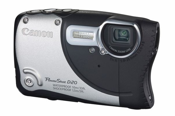 Die Canon PowerShot D20 ist die grösste Kamera in diesem Vergleich, aber dennoch flach. Das Gehäuse gibt es in den drei Farbvarianten dezentes Silbergrau (Bild) sowie leuchtendes Blau und Gelb.