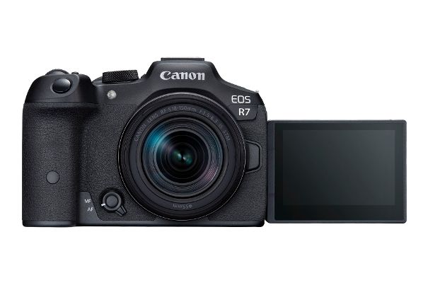 Allrounder: Dank kompakten Massen und Drehdisplay eignet sich die Canon EOS R7 sowohl als robuste Kamera für unterwegs als auch für Selfie-, Youtube- und Vlogging-Einsätze.
